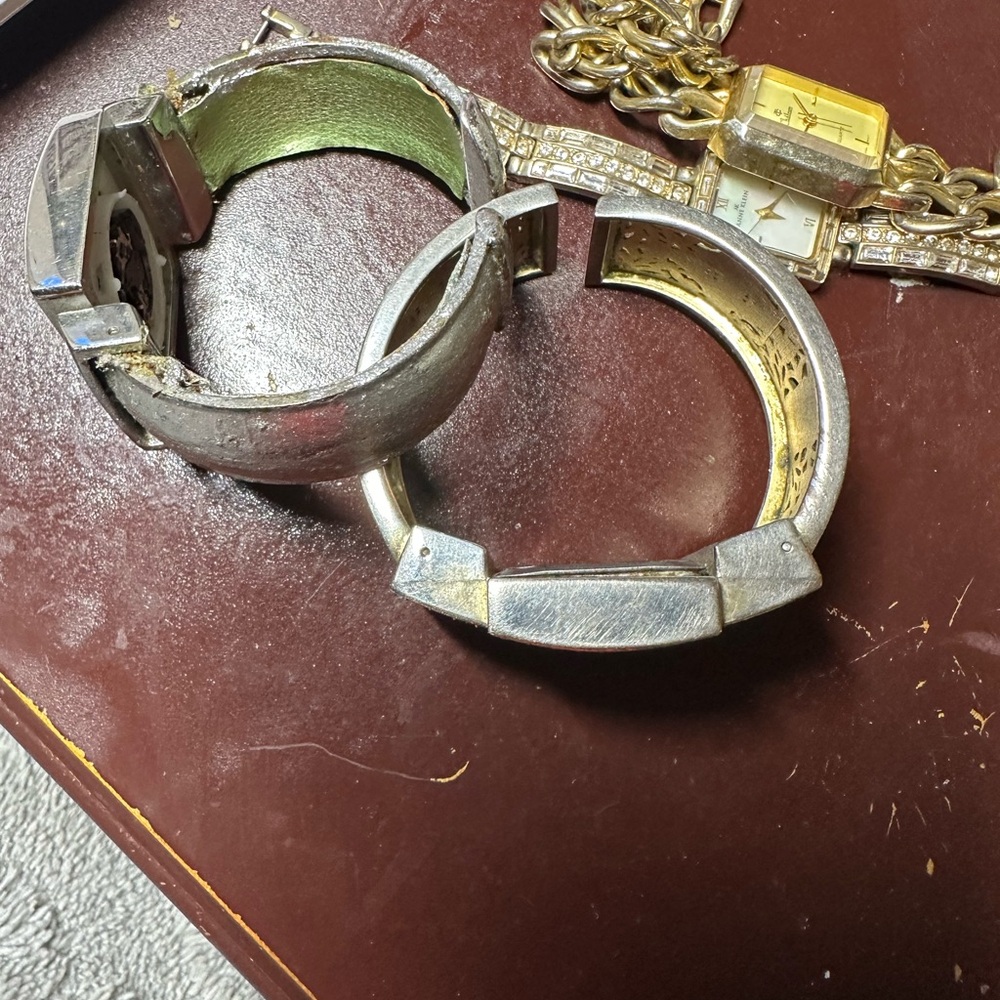 4 broken vintage Silver/Gold Tone watches.